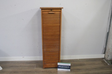 Afbeelding van Hoge houten kast met jaloezielade