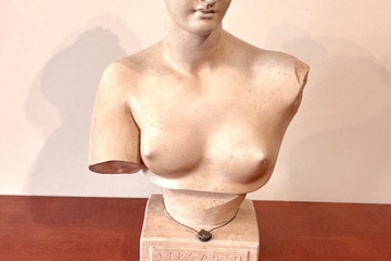 Afbeelding van Grote buste van Venus met stempel op nek