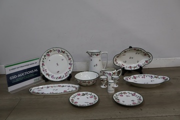 Afbeelding van Diverse porseleinen servies met bloemmotief