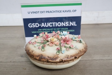 Afbeelding van Decoratief doosje met bloemenmotief