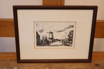 Afbeelding van Ingelijste zwart-wit ets van molen en straat