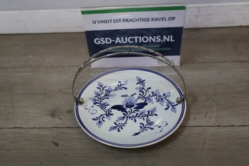 Afbeelding van Blauw-wit sierbord met zilverkleurige handgreep
