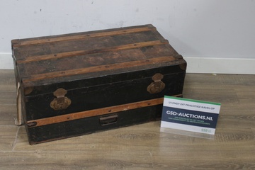 Afbeelding van Oude metalen kist met houten banden