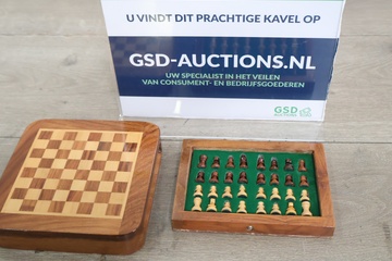 Afbeelding van Mini houten schaakspel met opbergdoos