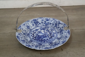 Afbeelding van Antiek Chinoiserie oosters bord met echt zilveren handvat