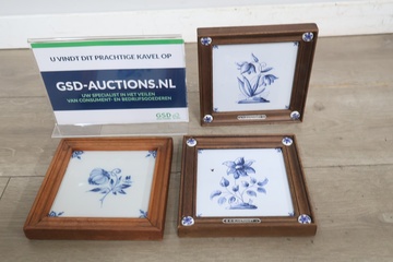 Afbeelding van Set van drie Delfts blauwe tegels in houten lijst