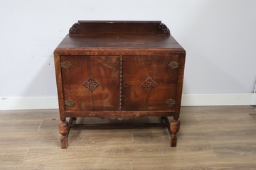 Afbeelding van Antiek dressoir met decoratieve paneeldeuren