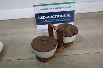 Afbeelding van Kruidenpotjes met een houten deksel en bijpassende plateau
