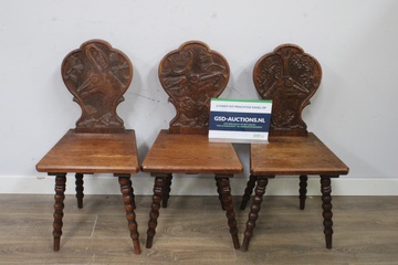 Afbeelding van Set van drie houten stoelen met hertenmotief