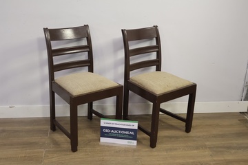 Afbeelding van Set van 2 houten stoelen met beige bekleding