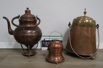Afbeelding van Antieke koperen theepotten en ketel