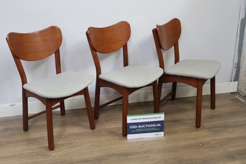Afbeelding van Set van 3 houten stoelen met lichtgrijze bekleding