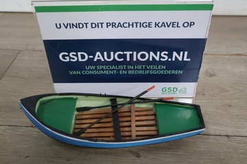 Afbeelding van model roeiboot met riemen