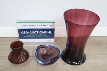 Afbeelding van Set van drie paarse glazen vazen