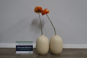 Afbeelding van Set van twee beige vazen met kunstbloemen''