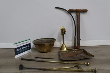Afbeelding van Antiek koperen haardgereedschap en pomp