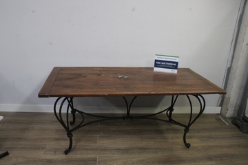 Afbeelding van Houten tafel met smeedijzeren onderstel