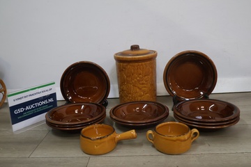 Afbeelding van Vintage aardewerk servies met voorraadpot en kommen