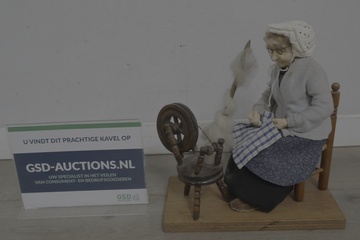 Afbeelding van Decoratief beeld: oude vrouw met spinnewiel