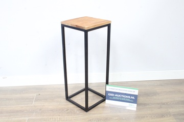 Afbeelding van Hoge kruk met houten zitting en zwart metalen frame'