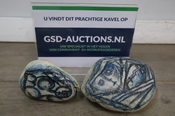 Afbeelding van Twee beschilderde stenen met abstracte patronen