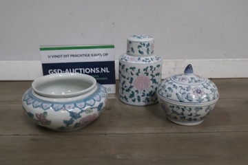 Afbeelding van Chinese porseleinen dekselpotten en een schaal 3 stuks