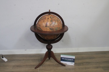 Afbeelding van Bar-Globe op houten standaard