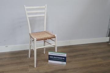 Afbeelding van Witte houten stoel met gevlochten zitting''