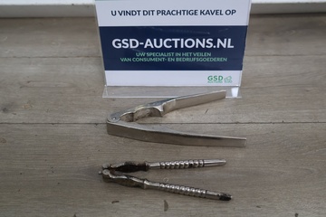 Afbeelding van Twee metalen notenkrakers''