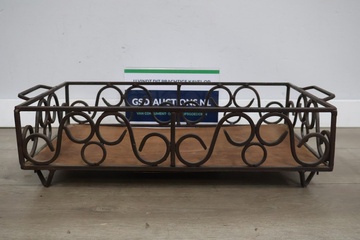Afbeelding van Vintage Decoratief Smeedijzeren Mand met Houten Bodem