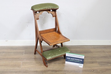 Afbeelding van Antieke houten bidstoel met groene bekleding