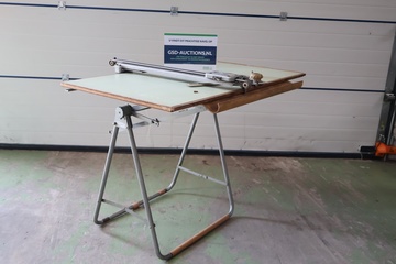 Afbeelding van Vintage industriële tekentafel met een metalen frame