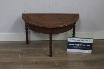 Afbeelding van Halfronde houten sidetable met gesneden rand