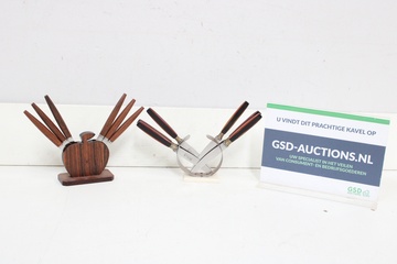 Afbeelding van Vintage mesjes in houten houders