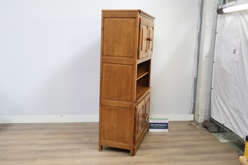 Afbeelding van Houten kast met deuren en planken'