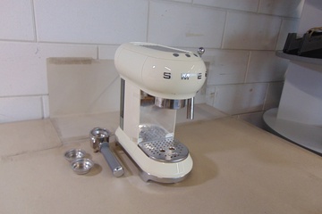 Afbeelding van SMEG ECF01CREU Creme Handmatige Espressomachine