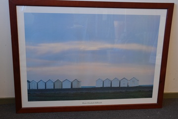 Afbeelding van Ingelijste poster van Elisabeth Billhardt: Strandhuisjes''