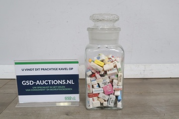 Afbeelding van Glazen pot met diverse suikerklontjes