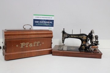 Afbeelding van Antieke Pfaff naaimachine met houten kist