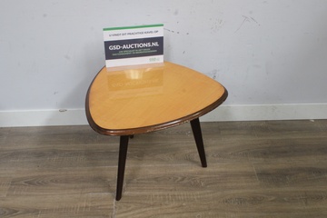 Afbeelding van Driehoekige houten salontafel