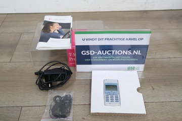 Afbeelding van Sony Ericsson T100 mobiele telefoon met lader en accessoires