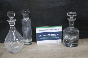 Afbeelding van Set van drie glazen karaffen'