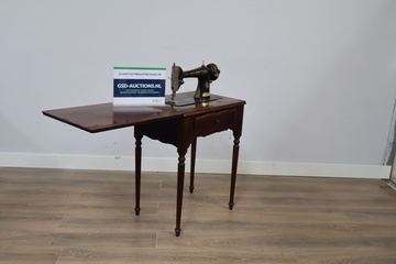 Afbeelding van Antieke Singer naaimachine met houten tafel''
