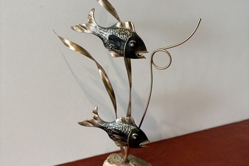 Afbeelding van Decoratieve goudkleurige sculptuur van 2 visjes