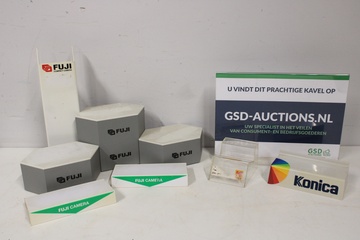 Afbeelding van Fuji en Konica camerareclame displays