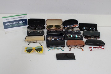 Afbeelding van Bril collectie met diverse monturen en etuis