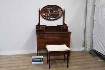 Afbeelding van Antieke kaptafel met spiegel en krukje