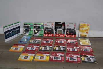 Afbeelding van Gevarieerd assortiment geheugenkaarten en USB-drives