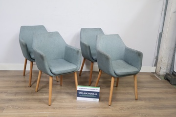 Afbeelding van Set van vier moderne stoffen eetkamerstoelen'