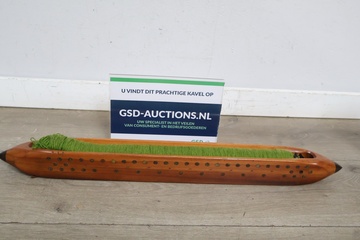 Afbeelding van Houten klos met groene garen'